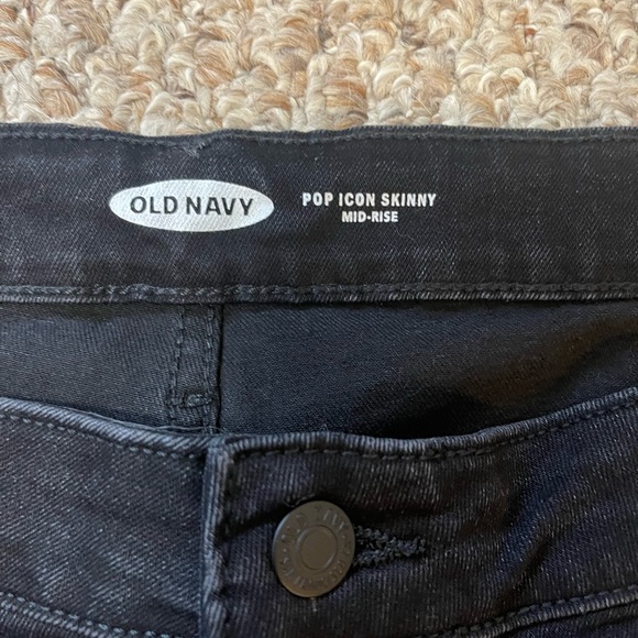 BRAND NEW Pop icon midrise skinny jean. W/ tear in legs - Picture 2 of 4